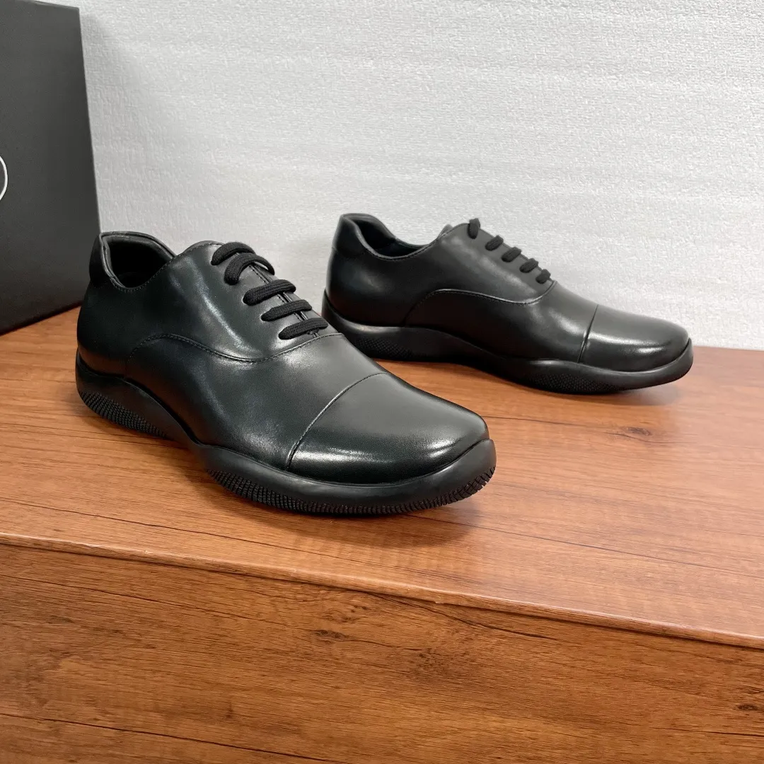 💰720 Code: YS003342 Prada/Prada men's new leather sneakers. This sneaker is made of imported calf leather, with a two-jointed Oxford shoe upper design, inspired by classic aesthetic concepts. Equipped with 3.5cm iconic red label lightweight elastic rubber soles, fabric and cowhide mixed lining, and silk-printed logo cowhide foot pads. The style is versatile and durable, comfortable and breathable, and comes with a full set of original packaging dust bags! Code number: 39-40-41-42-43-44 standard leather shoe code (45 can be customized but returns and exchanges are not supported) Item number: 4E0770 black